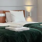 Fly House פארו